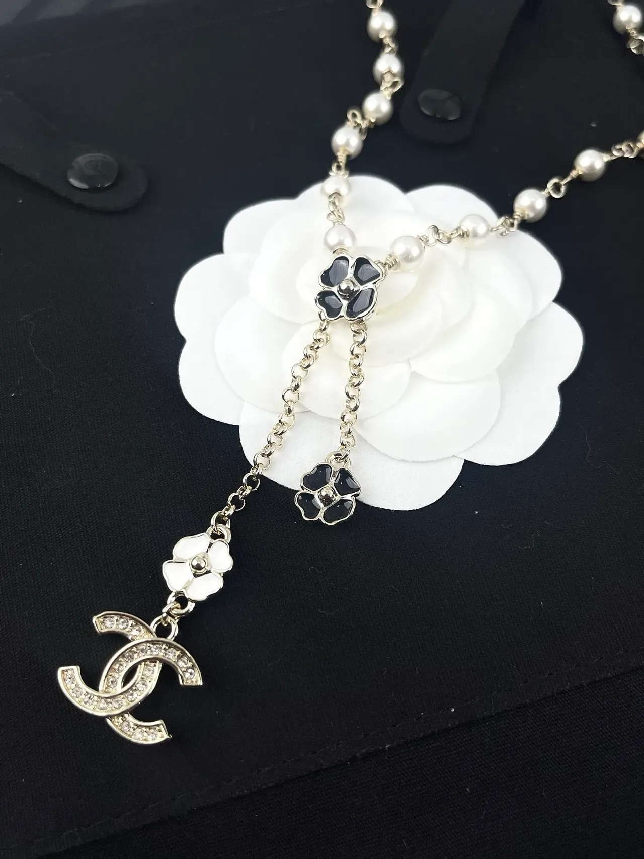 Chanel perles et CC Logo Camellia Collier Lariat 4