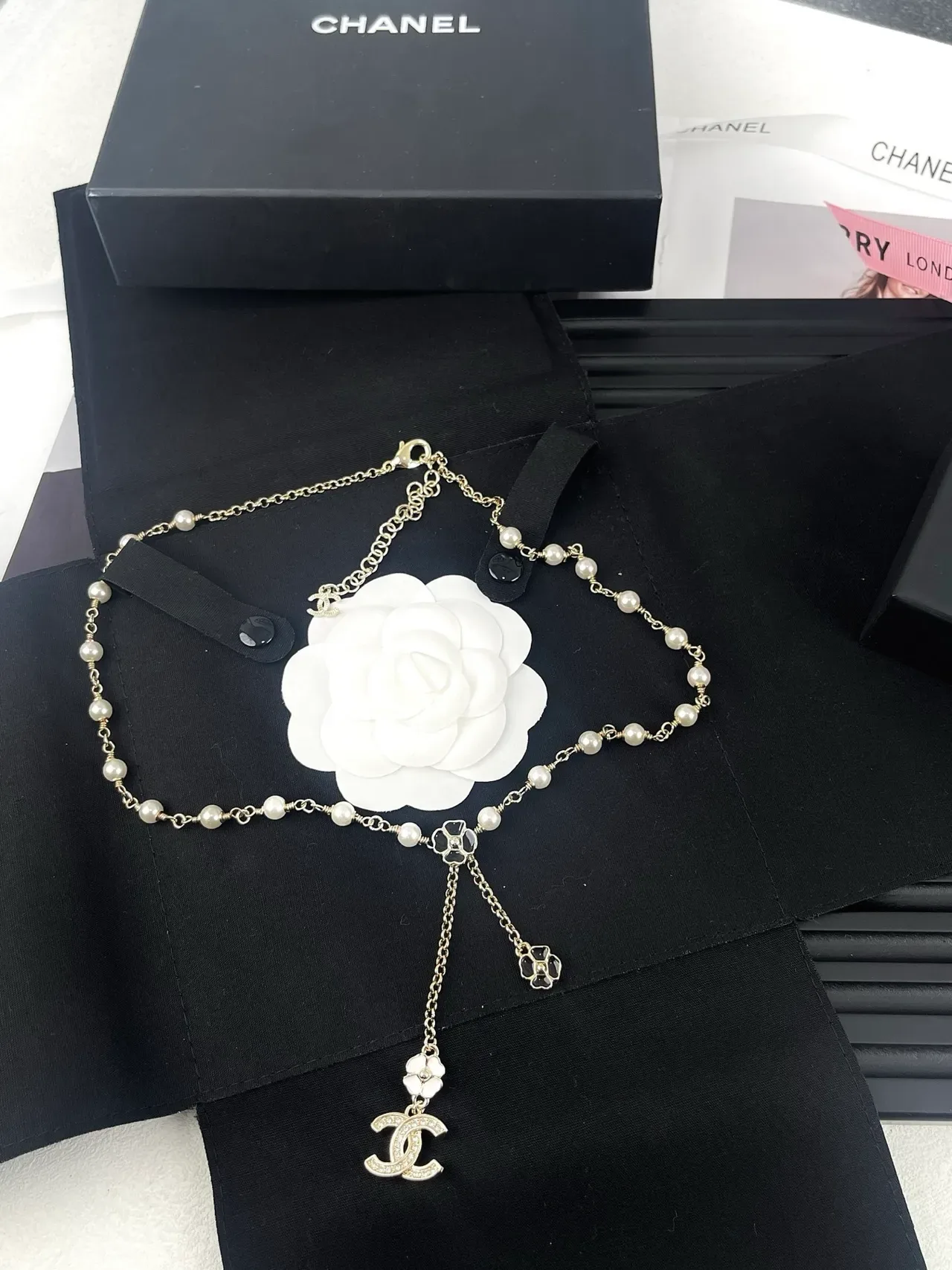 Chanel perles et CC Logo Camellia Collier Lariat 5