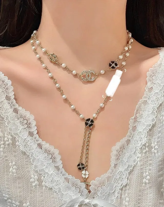 Chanel perles et CC Logo Camellia Collier Lariat 9
