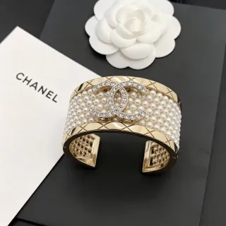 Chanel मोती और क्रिस्टल कफ स्वर्ण श्वेत क्विल्टेड ब्रेसलेट