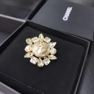 Chanel Broche Floral de Perlas y Cristales