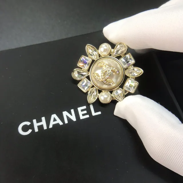 Chanel بروش لؤلؤ وكريستال زهوري 2