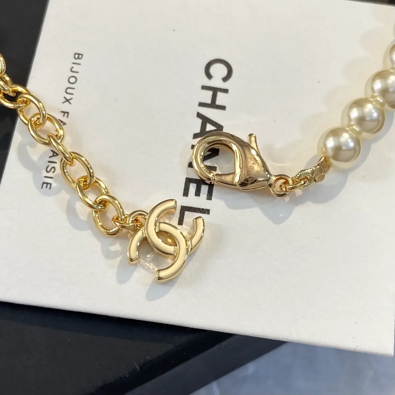 Chanel Bracelet perles et charm CC doré 2