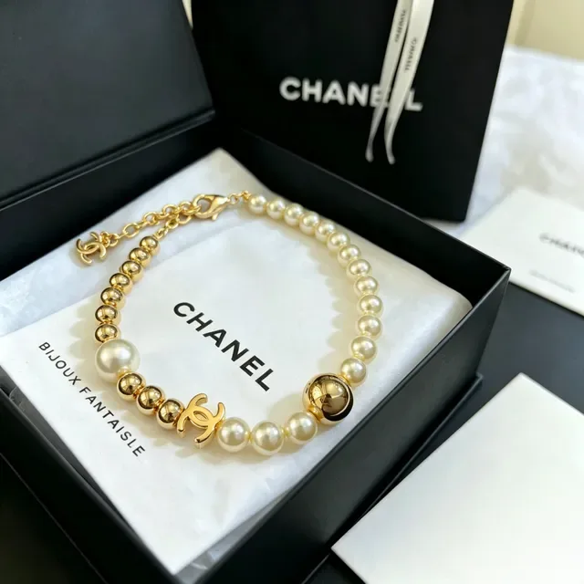 Chanel Bracelet perles et charm CC doré 3