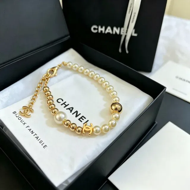 Chanel Bracelet perles et charm CC doré 4