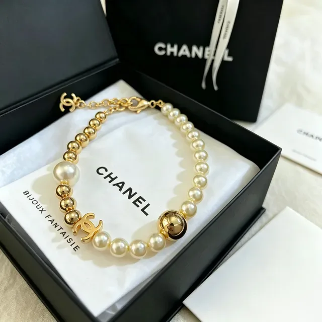 Chanel Bracelet perles et charm CC doré 5