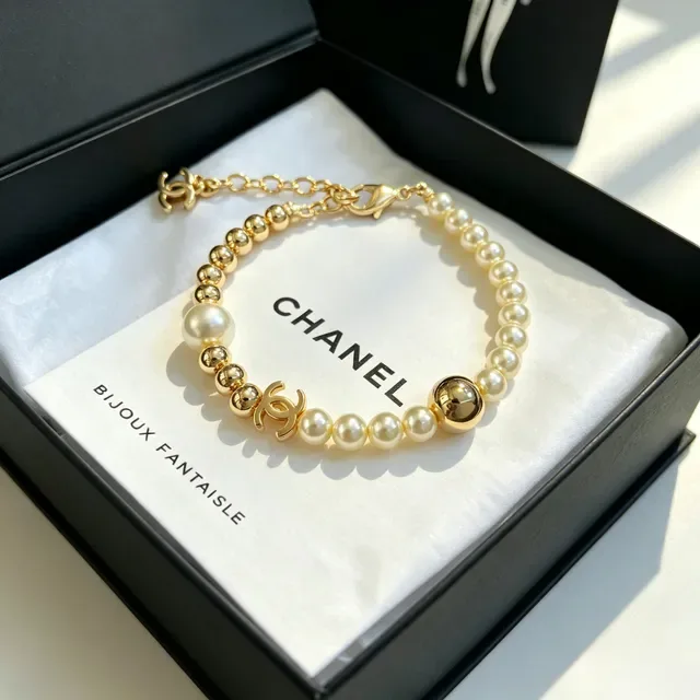 Chanel Bracelet perles et charm CC doré 6