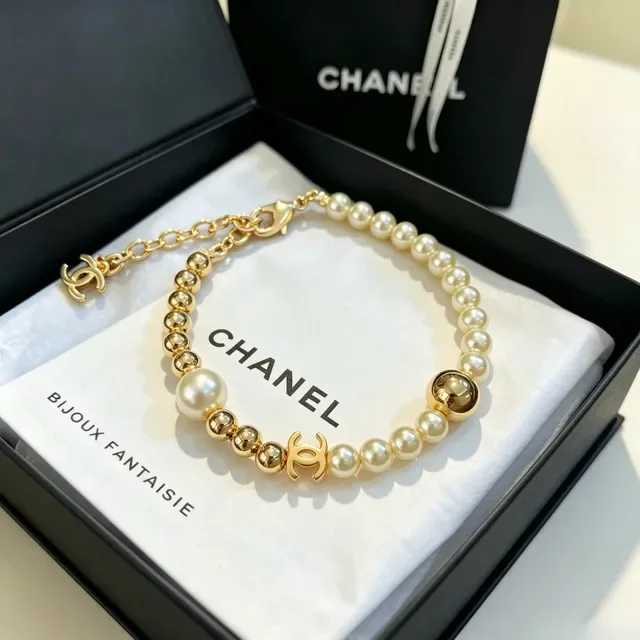 Chanel Bracelet perles et charm CC doré 7