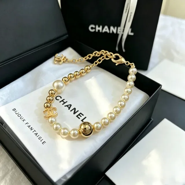 Chanel Bracelet perles et charm CC doré 8