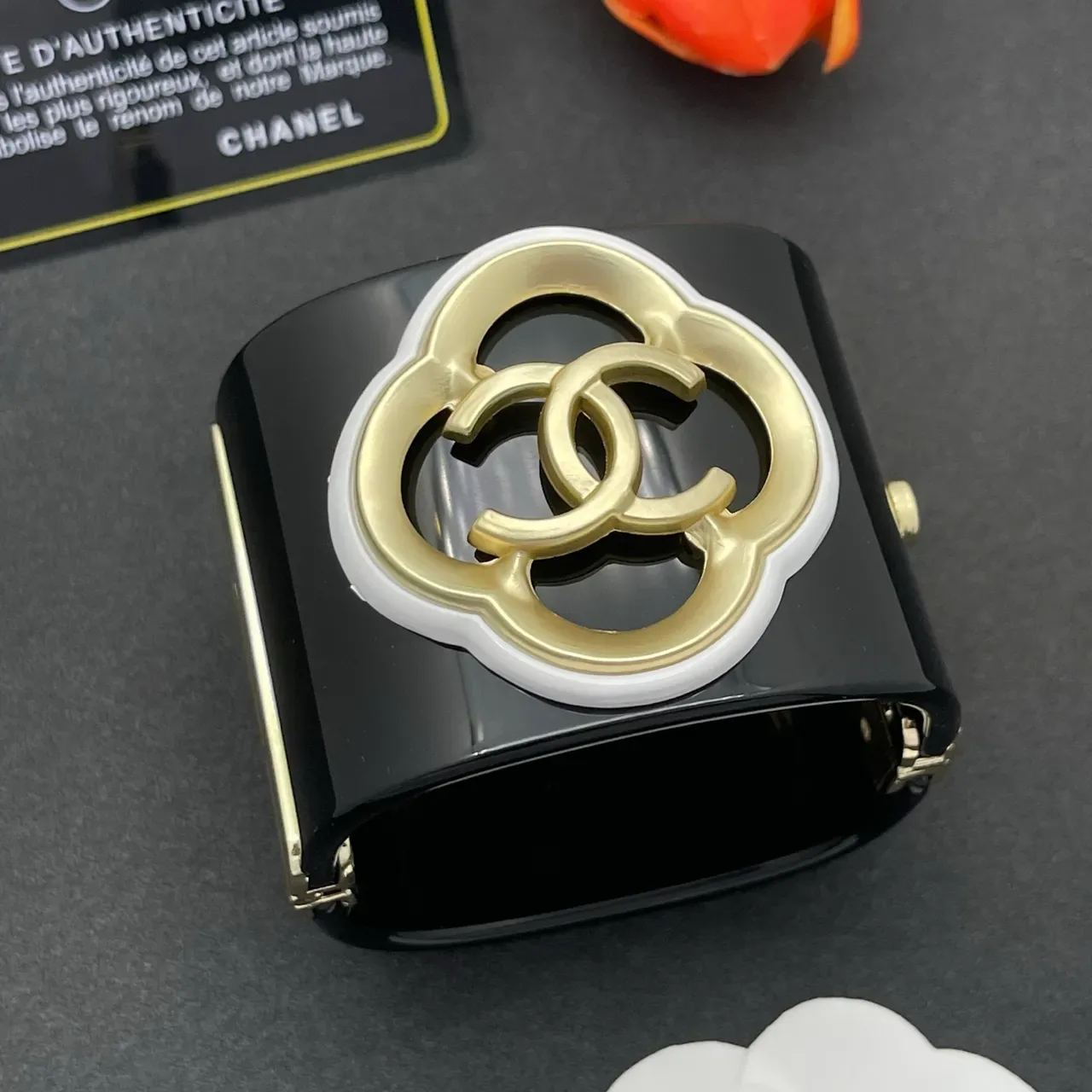 Chanel Quatrefoil CC Black Gold Glossy Lacquer White Resin Frame Handbag 8