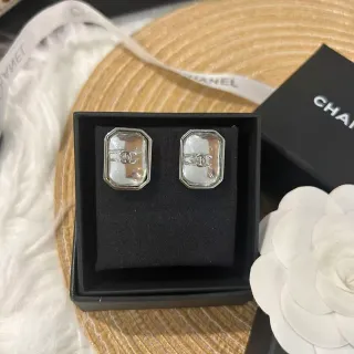 Chanel आयताकार CC अर्धपारदर्शी स्टड ईयररिंग्स