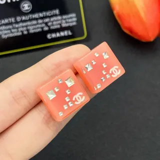 香奈儿方形树脂金字塔钉 CC Logo 耳环