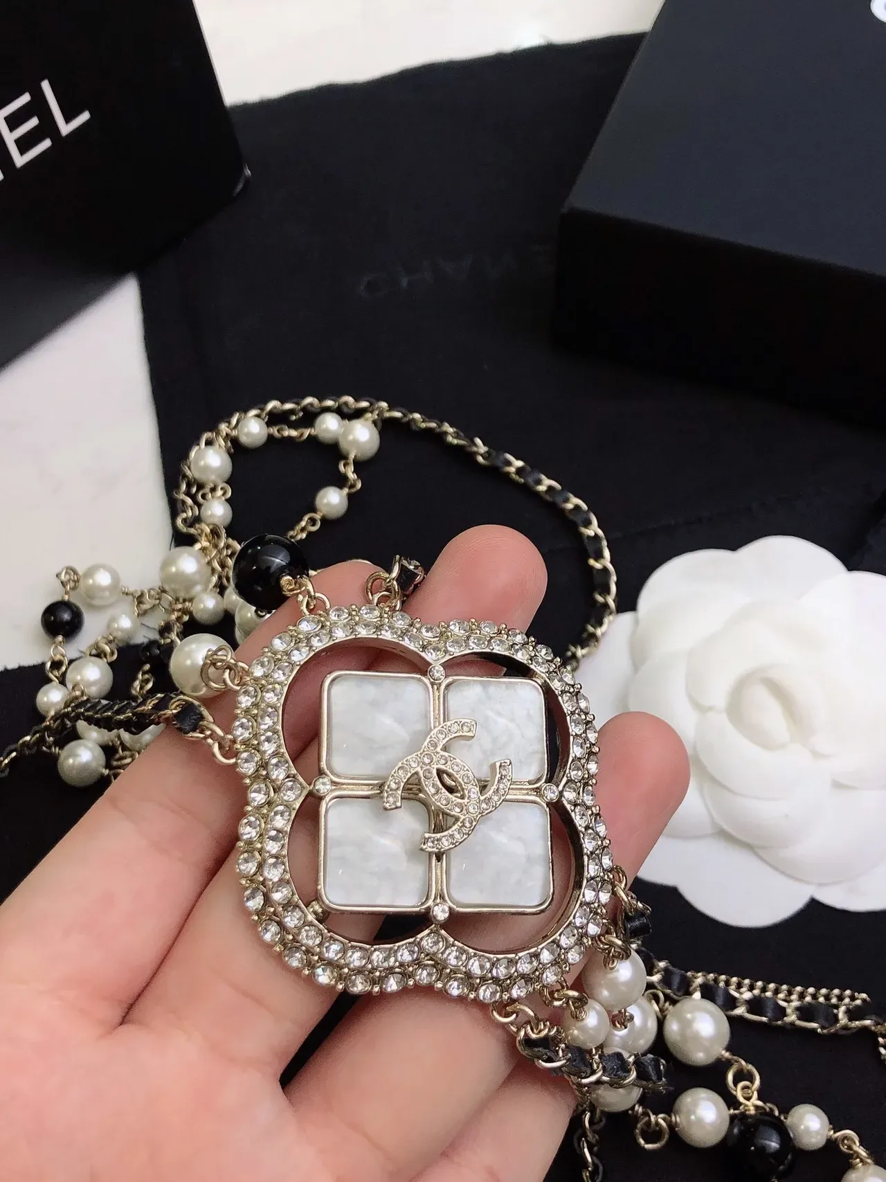 Chanel أبيض أسود رباعي الأوراق معلق متعدد السلاسل طبقات 2