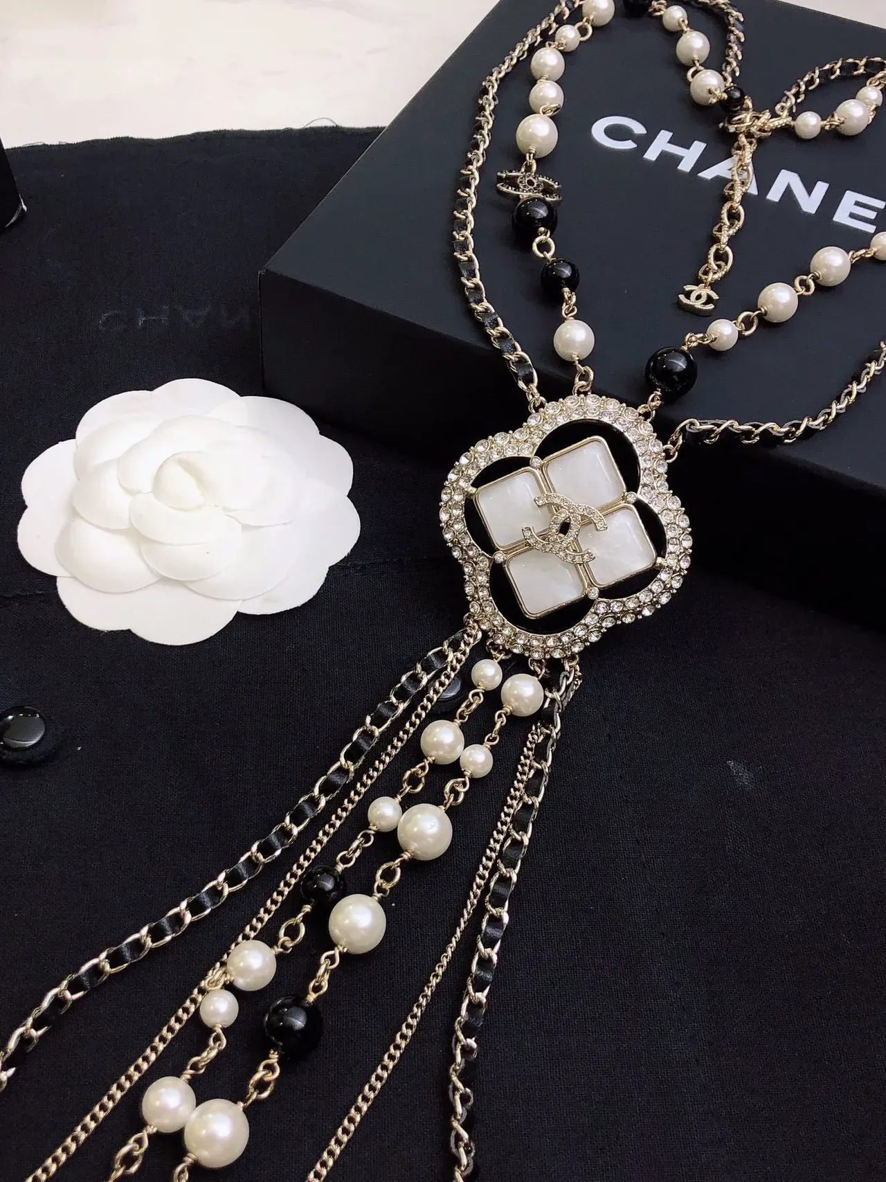 Chanel أبيض أسود رباعي الأوراق معلق متعدد السلاسل طبقات 3