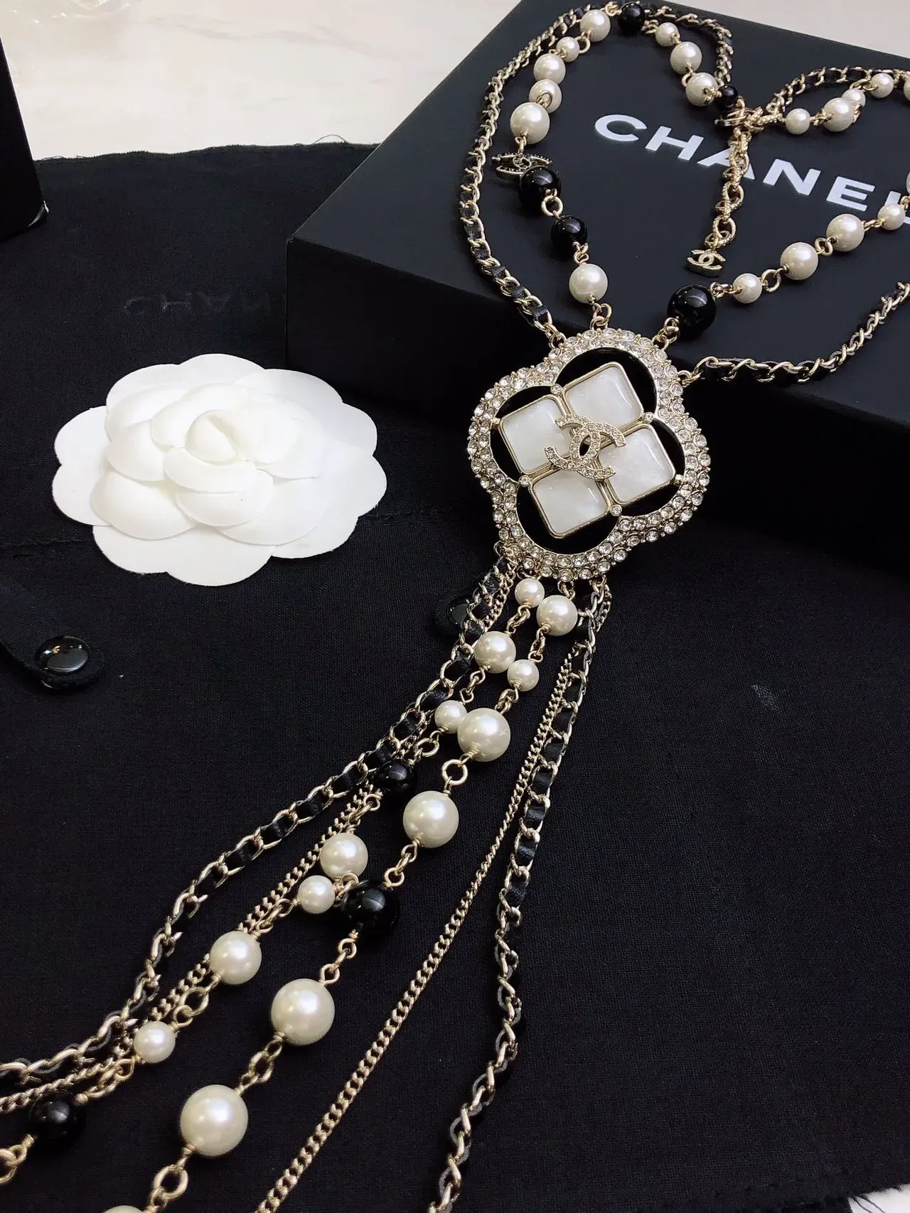 Chanel أبيض أسود رباعي الأوراق معلق متعدد السلاسل طبقات 4