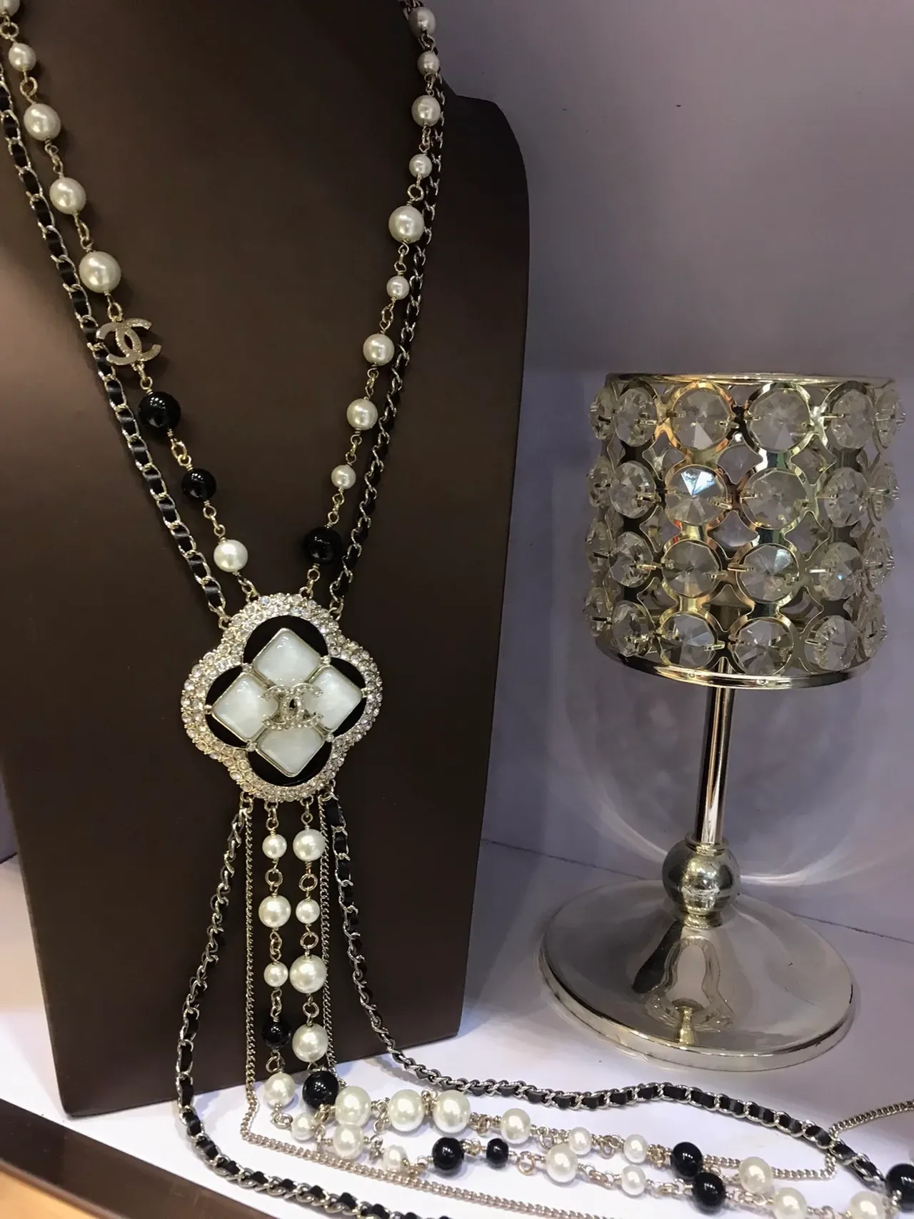 Chanel أبيض أسود رباعي الأوراق معلق متعدد السلاسل طبقات 9