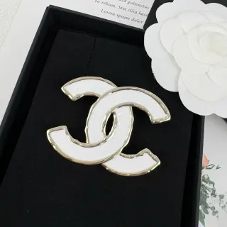 Chanel সাদা রূপালী এনামেল-ভর্তি আন্তঃসংযুক্ত CC Logo ব্রোচ