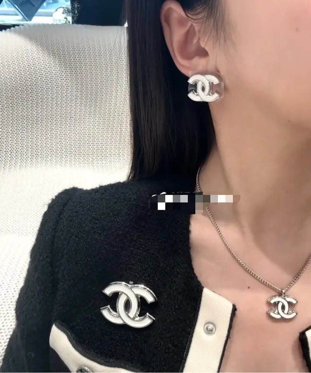 Chanel White Silver Enamel-Filled Interlocking CC Logo Brooch 7