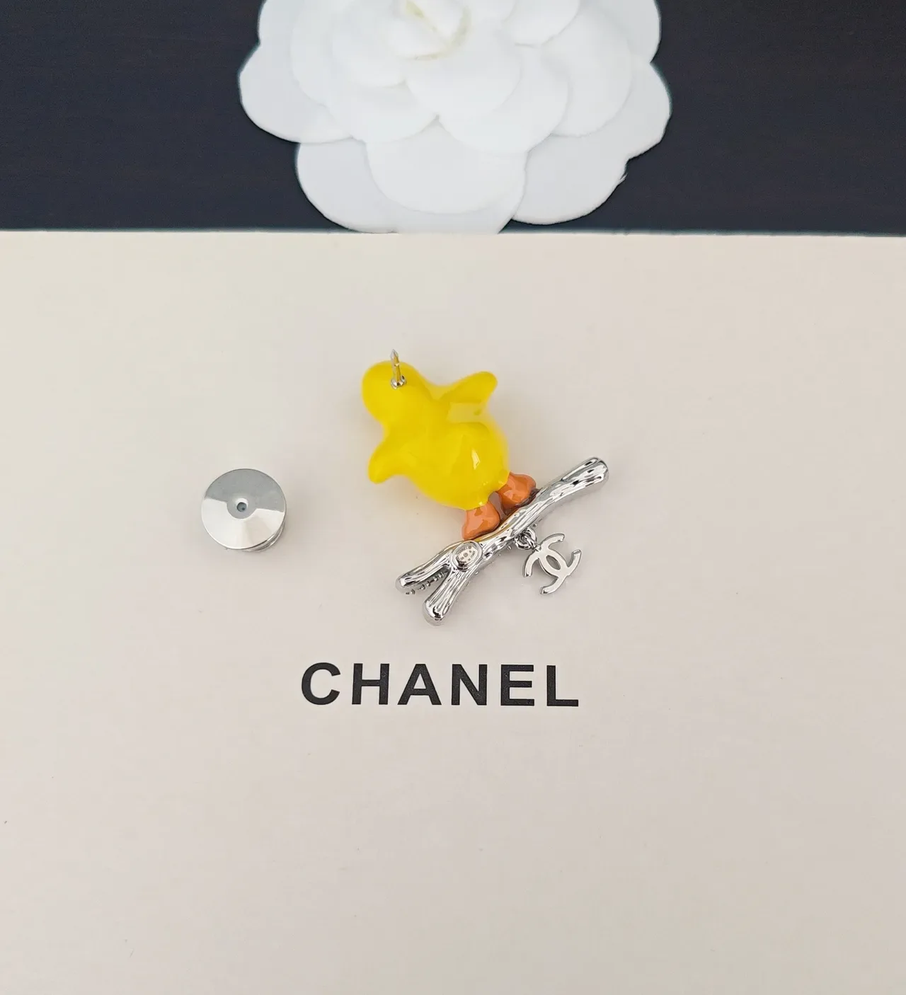 Broche Chanel Amarelo Laranja Esmaltado Pintinho Ornado de Cristais Galho 2