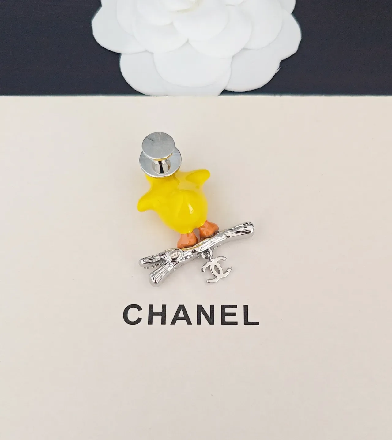 Broche Chanel Amarelo Laranja Esmaltado Pintinho Ornado de Cristais Galho 3