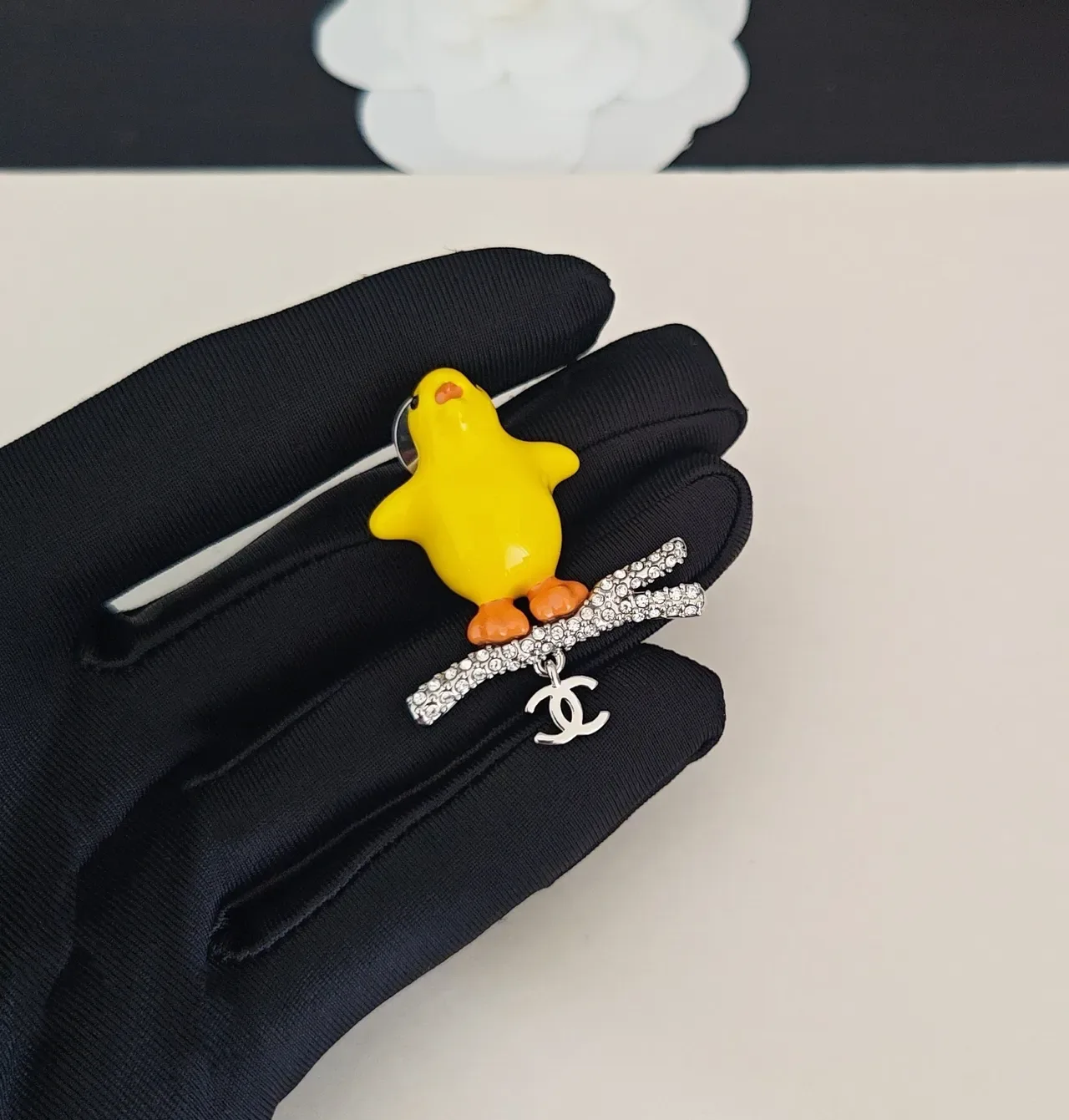 Broche Chanel Amarelo Laranja Esmaltado Pintinho Ornado de Cristais Galho 4