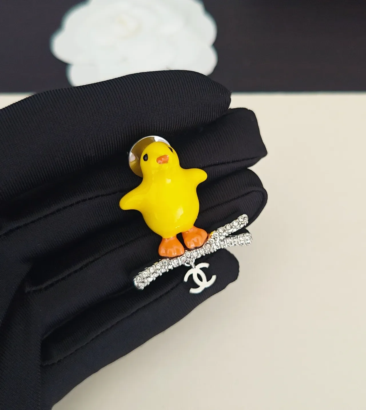 Broche Chanel Amarelo Laranja Esmaltado Pintinho Ornado de Cristais Galho 5