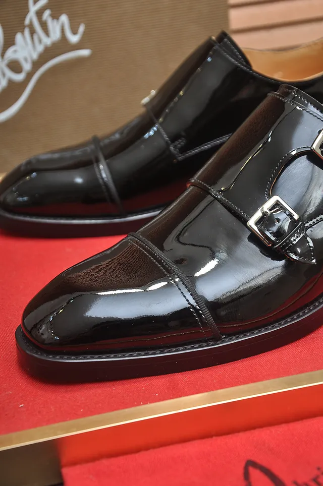 Christian Louboutin Chaussures Monk à double bride cuir verni noir brillant 2