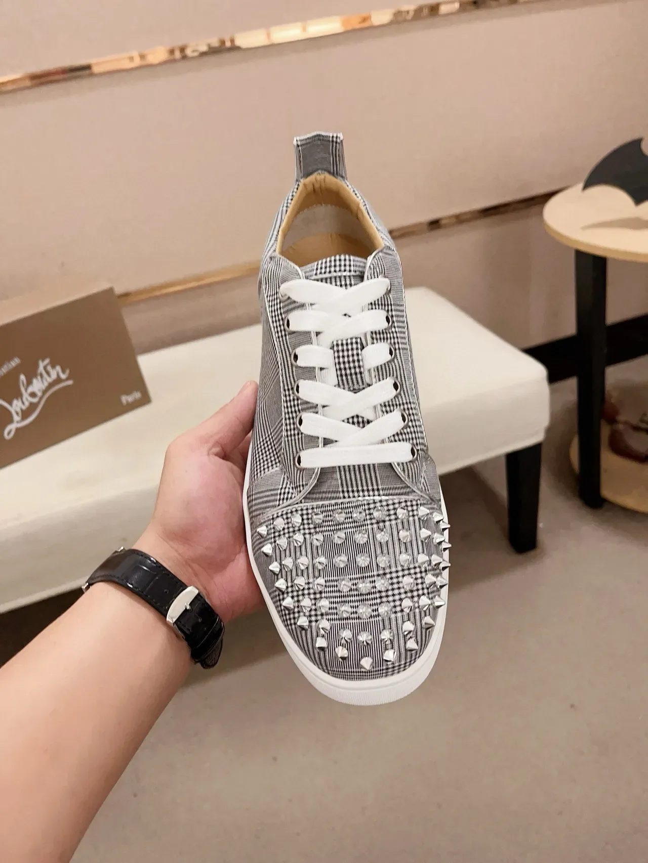 Christian Louboutin Louis Junior Spikes Cinza Branco Xadrez Parte Superior Têxtil Remates Conicos Prateados na Ponta Tênis Lifestyle 2