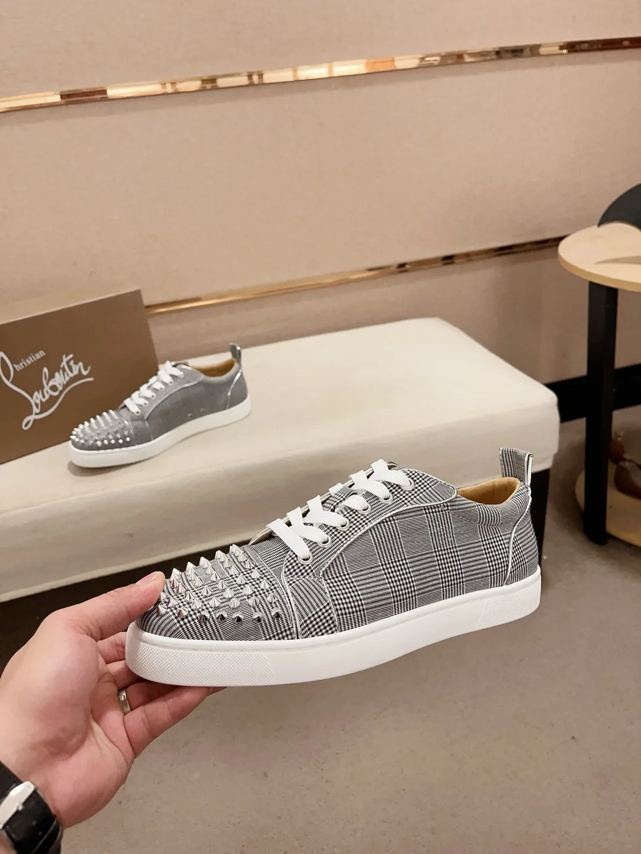 Christian Louboutin Louis Junior Spikes Cinza Branco Xadrez Parte Superior Têxtil Remates Conicos Prateados na Ponta Tênis Lifestyle 3