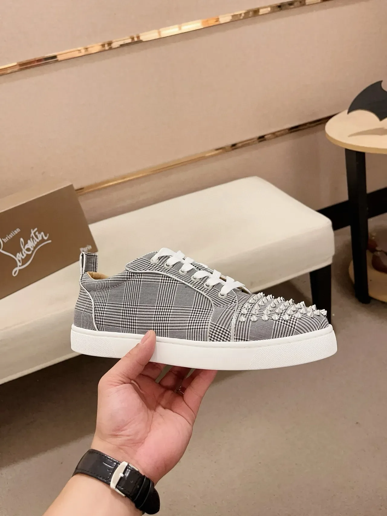 Christian Louboutin Louis Junior Spikes Cinza Branco Xadrez Parte Superior Têxtil Remates Conicos Prateados na Ponta Tênis Lifestyle 4