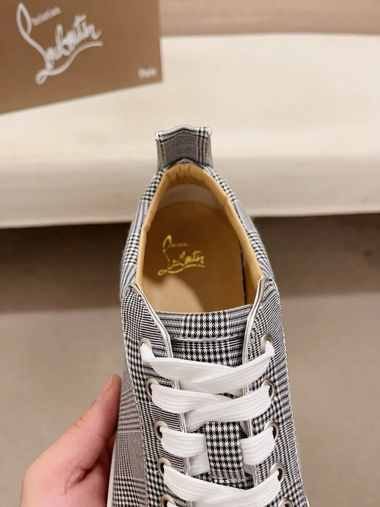 Christian Louboutin Louis Junior Spikes Cinza Branco Xadrez Parte Superior Têxtil Remates Conicos Prateados na Ponta Tênis Lifestyle 6