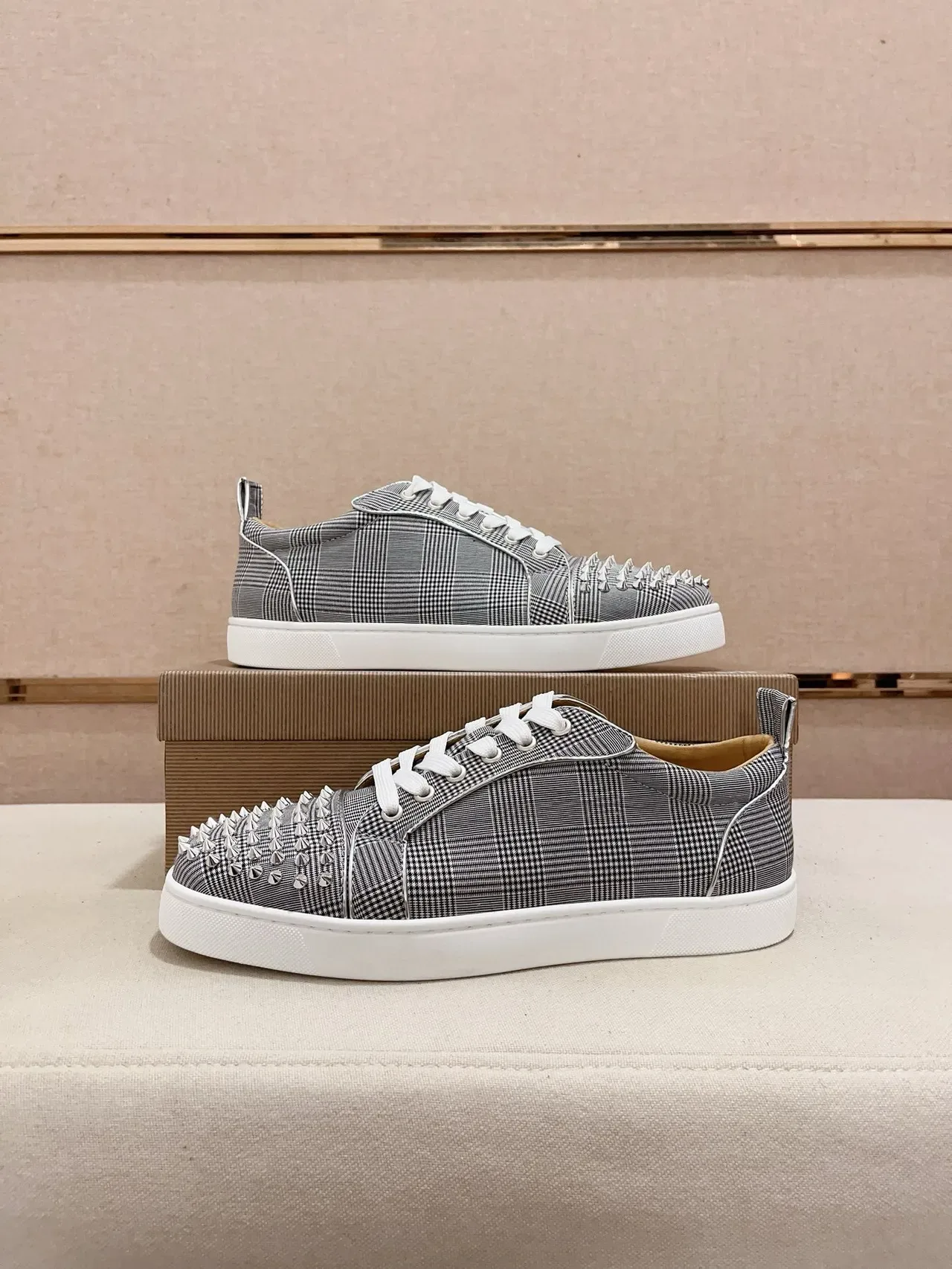 Christian Louboutin Louis Junior Spikes Cinza Branco Xadrez Parte Superior Têxtil Remates Conicos Prateados na Ponta Tênis Lifestyle 7