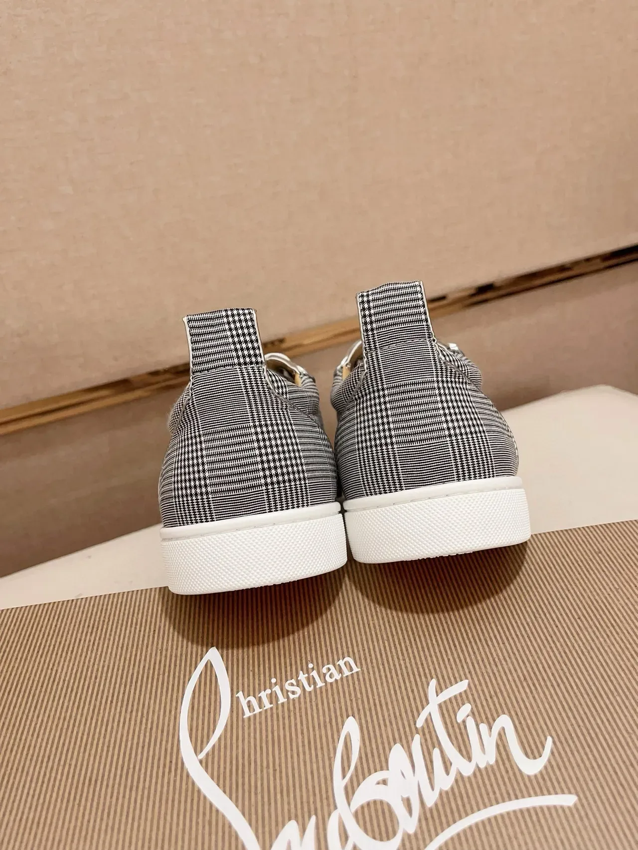 Christian Louboutin Louis Junior Spikes Cinza Branco Xadrez Parte Superior Têxtil Remates Conicos Prateados na Ponta Tênis Lifestyle 8