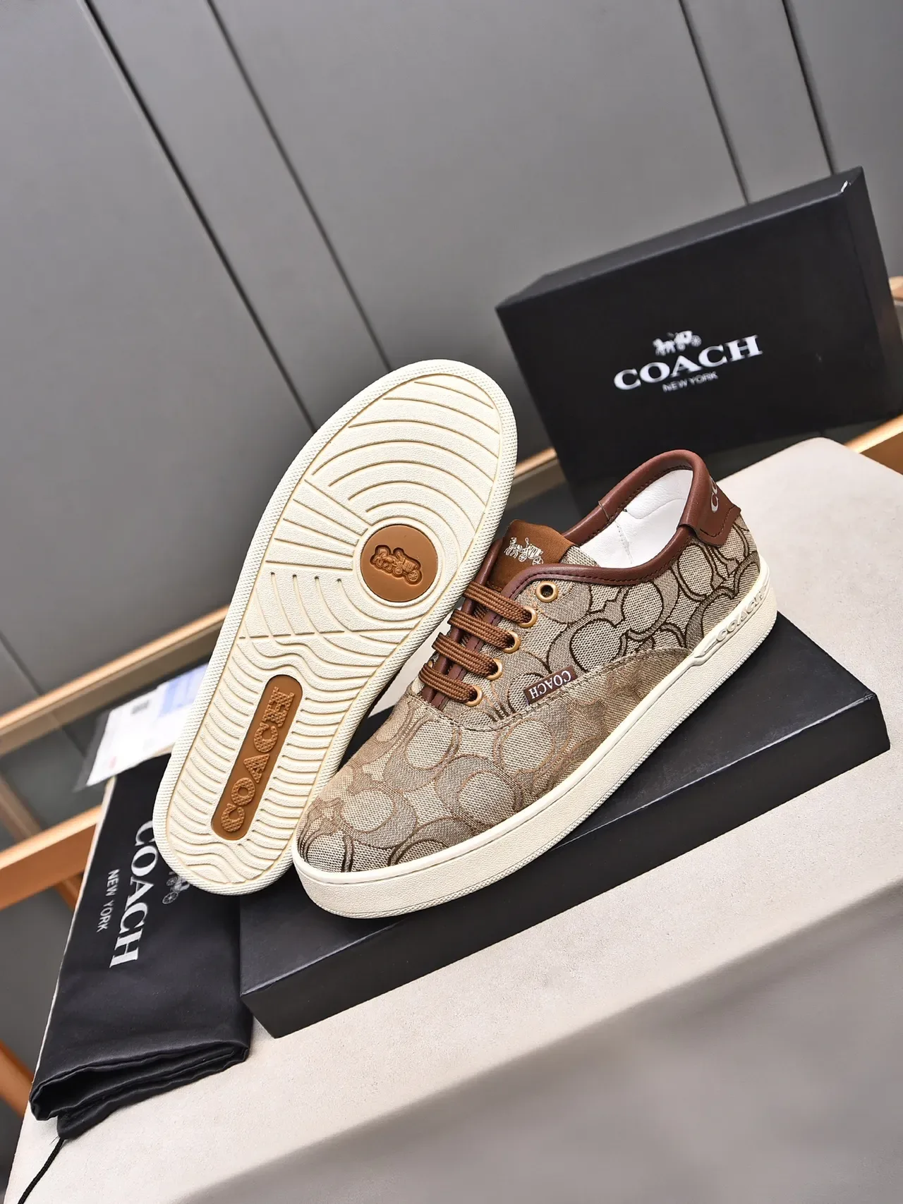 Coach sneakers lifestyle beige marron monogramme toile supérieure accents cuir 3