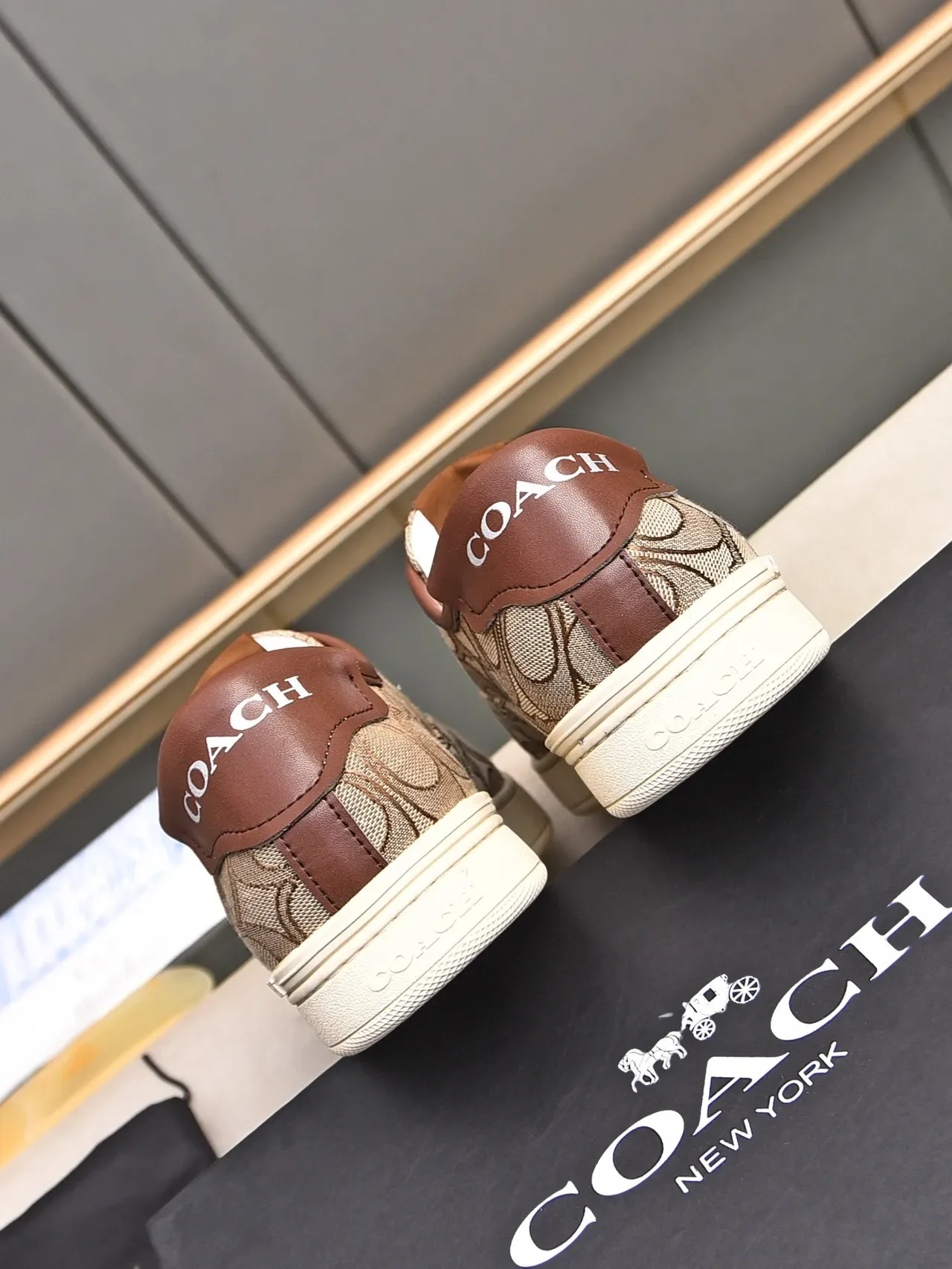 Coach sneakers lifestyle beige marron monogramme toile supérieure accents cuir 4