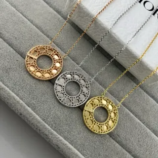 Collier Dior en or et argent avec pendentif circulaire ajouré à motif de treillis géométrique