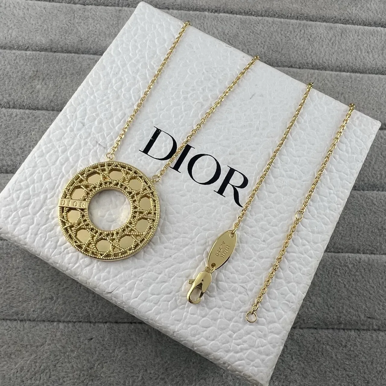 Collier Dior en or et argent avec pendentif circulaire ajouré à motif de treillis géométrique 3