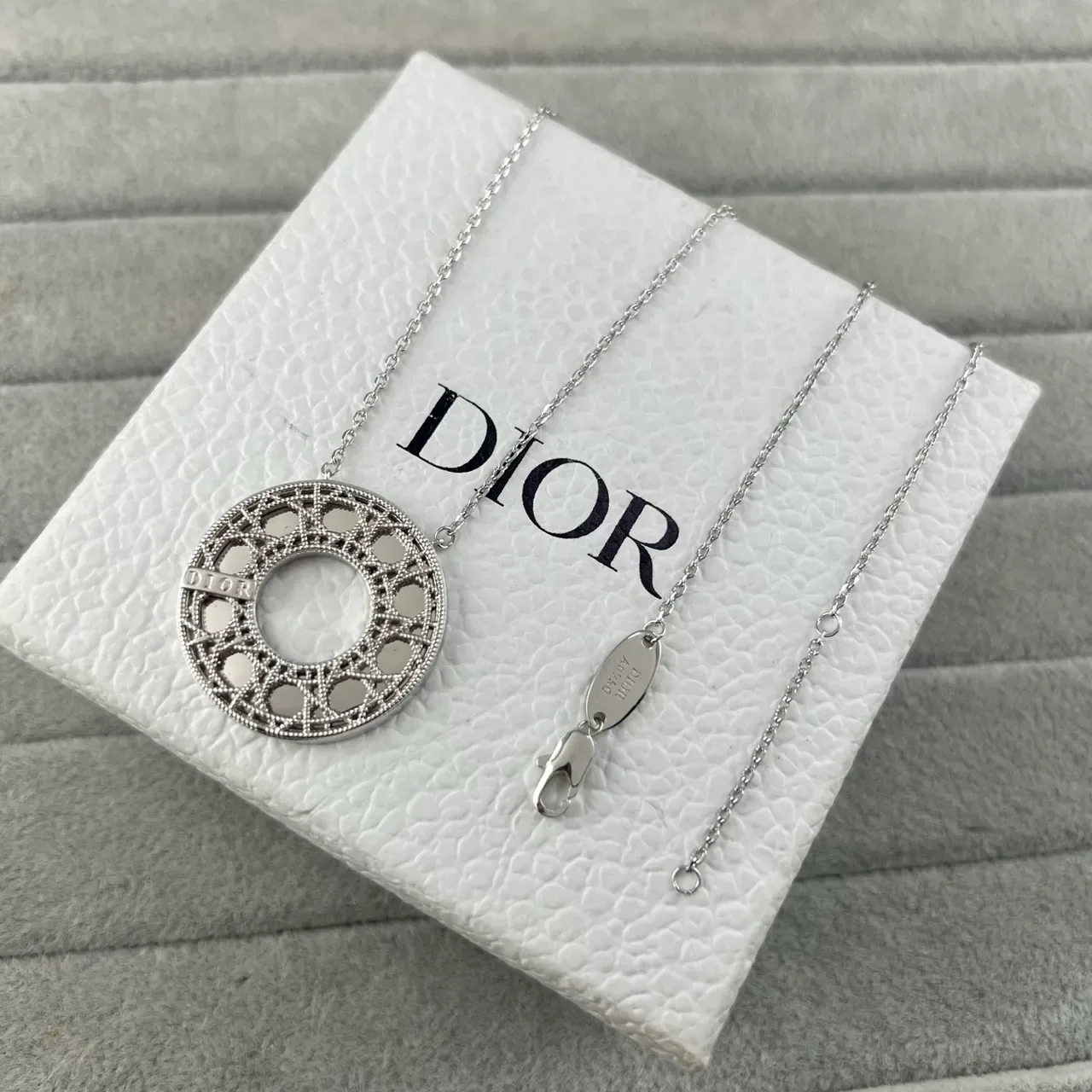 Collier Dior en or et argent avec pendentif circulaire ajouré à motif de treillis géométrique 4