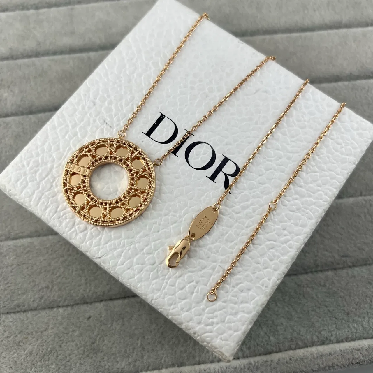 Collier Dior en or et argent avec pendentif circulaire ajouré à motif de treillis géométrique 5