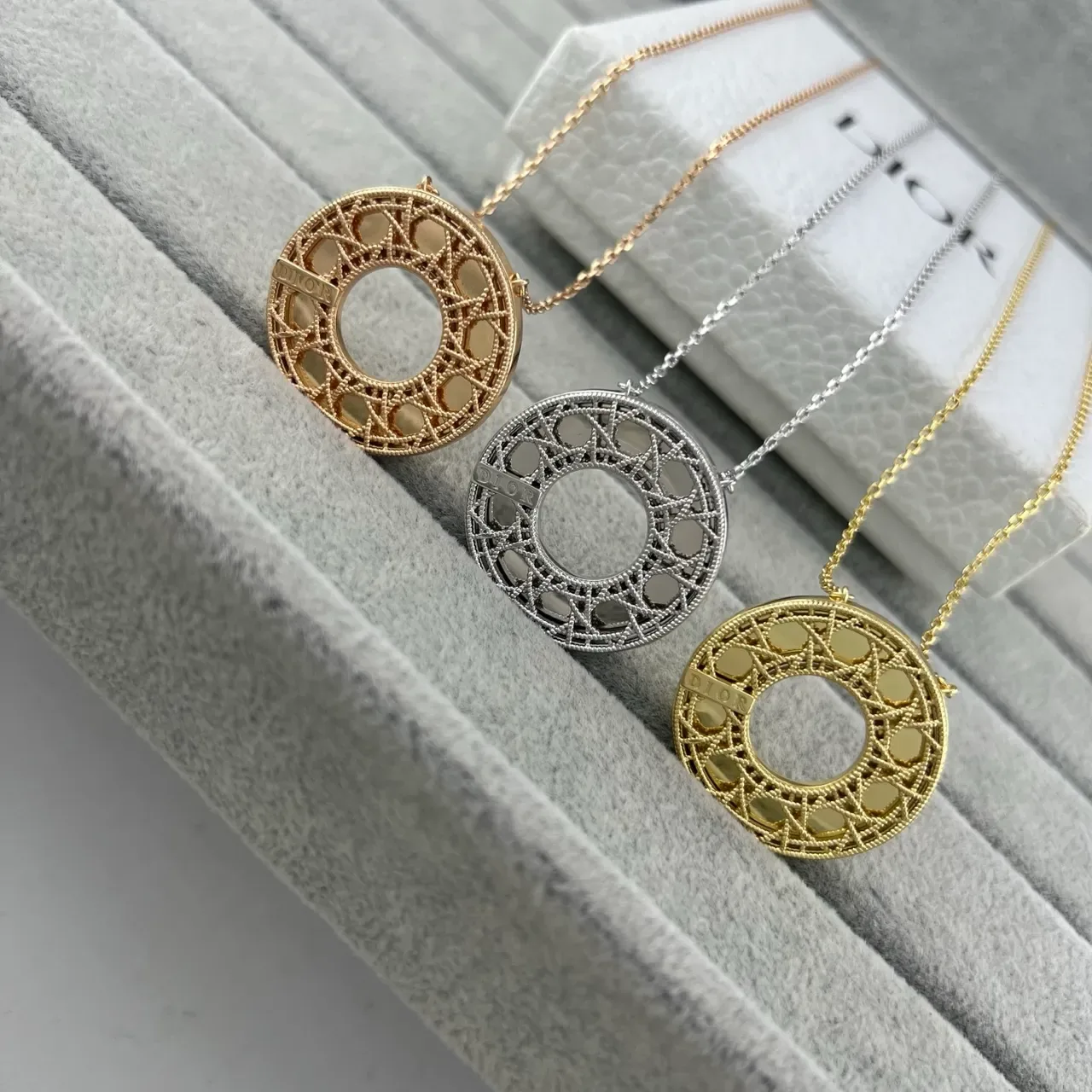 Collier Dior en or et argent avec pendentif circulaire ajouré à motif de treillis géométrique 6
