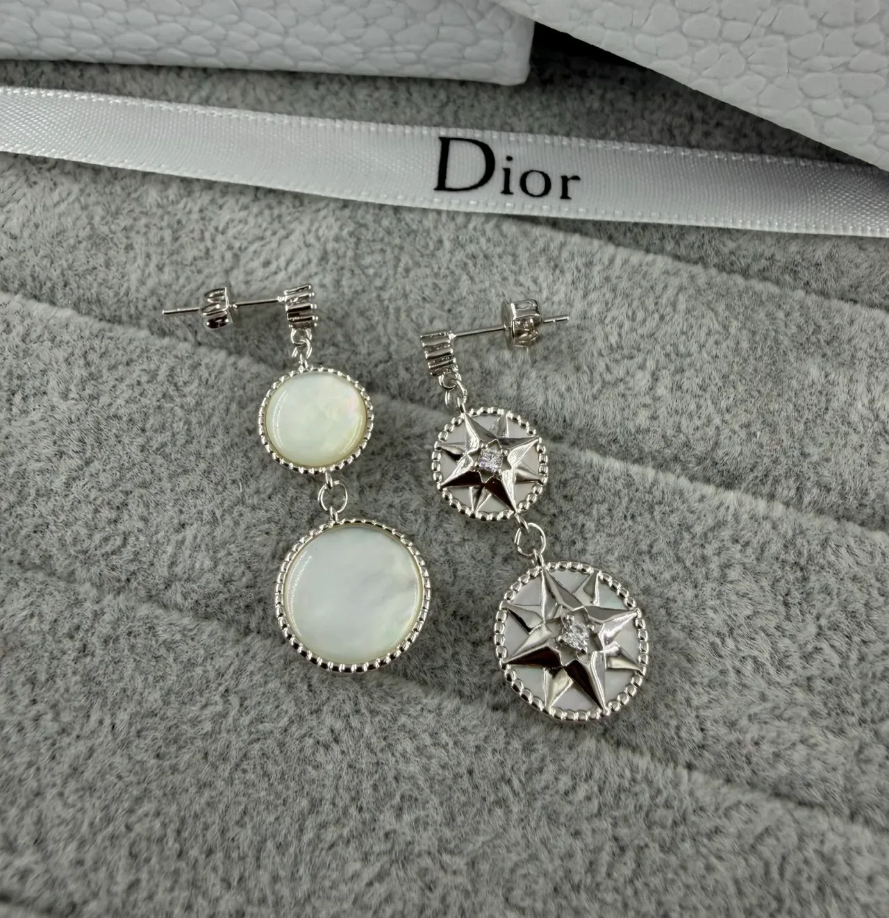 Dior أقراط ذهبية فضية مزدوجة الطبقات نقشة المجسم النجمي مرصعة بصدفة اللؤلؤ 2