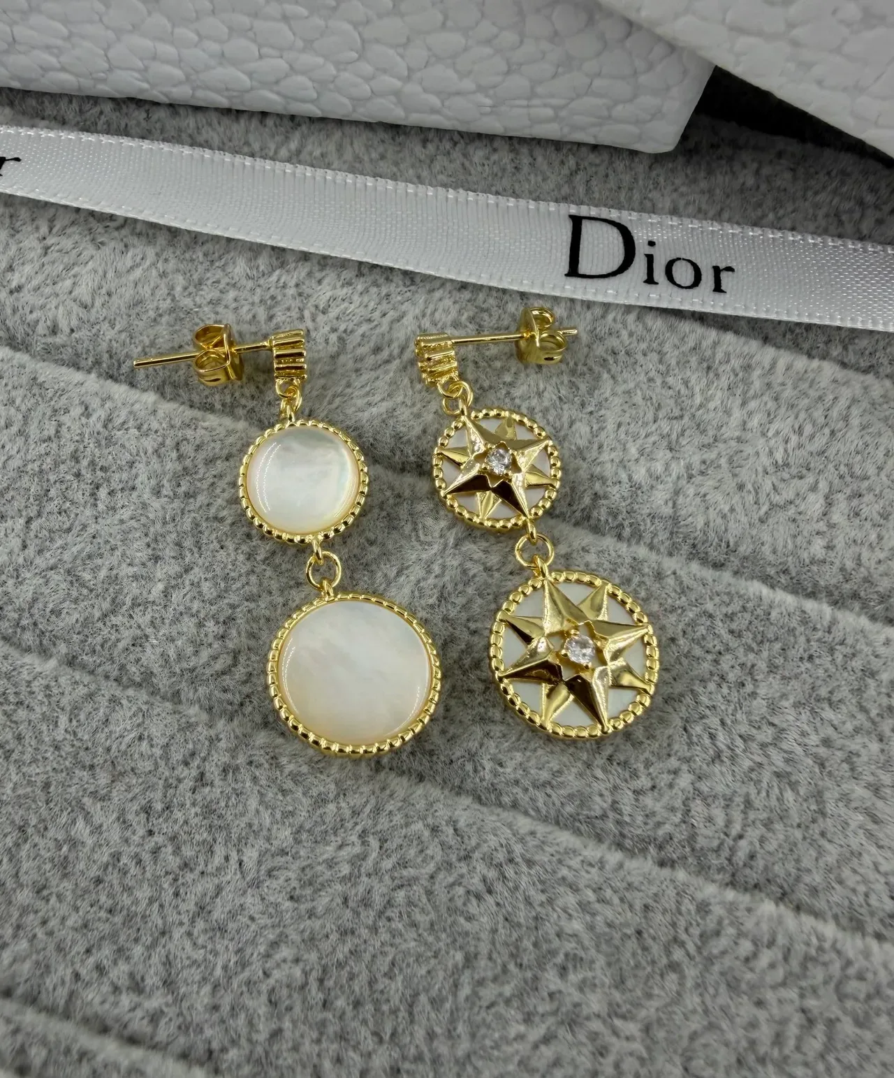 Dior أقراط ذهبية فضية مزدوجة الطبقات نقشة المجسم النجمي مرصعة بصدفة اللؤلؤ 3