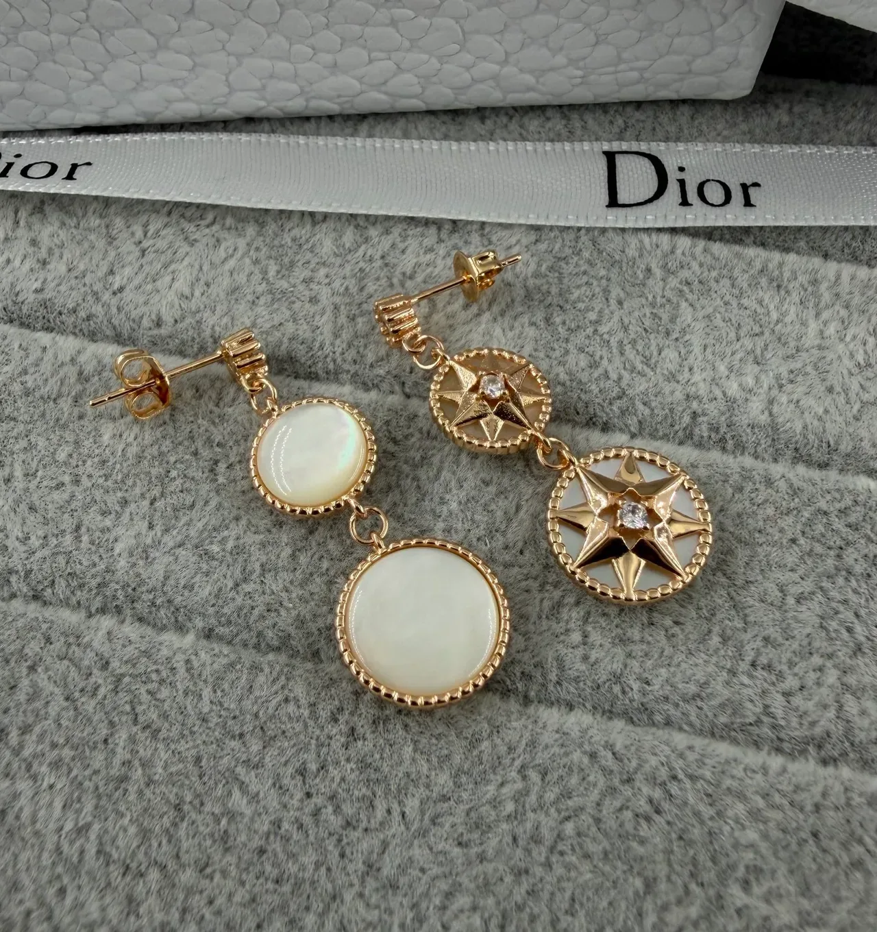 Dior أقراط ذهبية فضية مزدوجة الطبقات نقشة المجسم النجمي مرصعة بصدفة اللؤلؤ 5