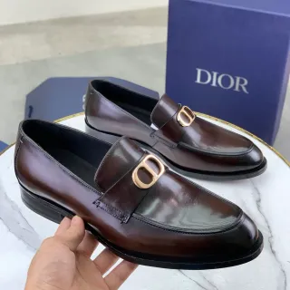 Dior भूरी चमकदार चमड़े के लोफर सोने का D-बकल पुरुष लोफर