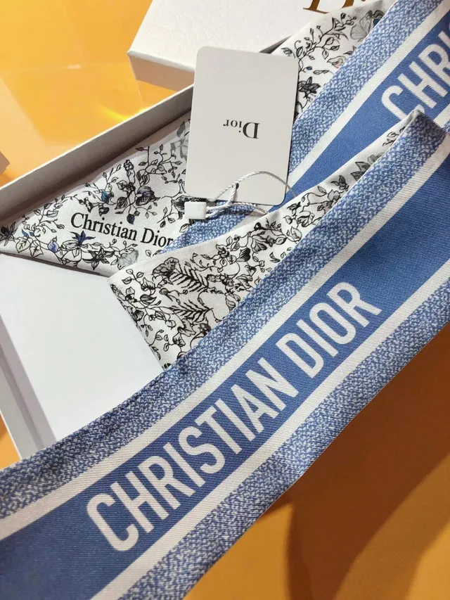 Dior Mitzaḥ Foulard de soie blanc bleu floral et papillon imprimé base 2