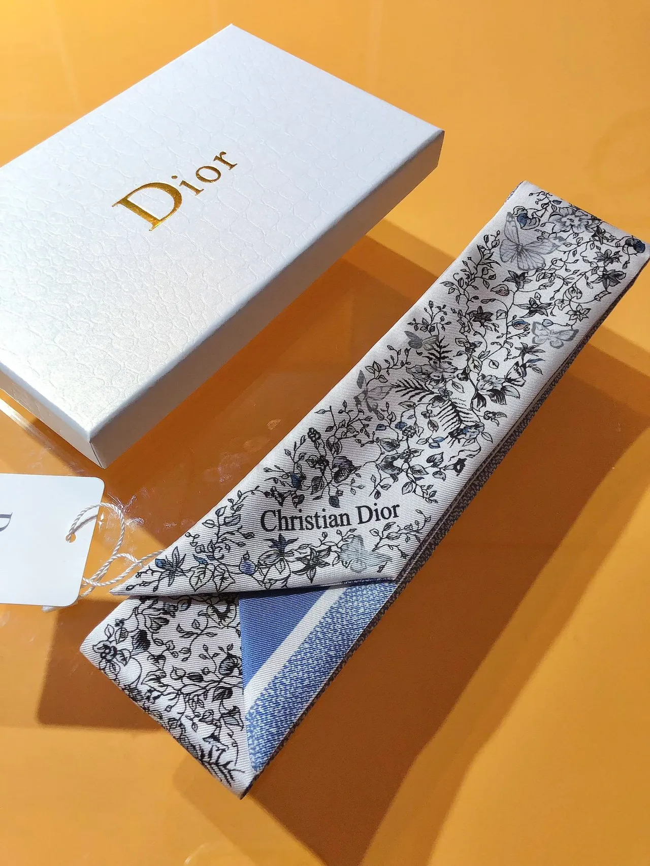Dior Mitzaḥ Foulard de soie blanc bleu floral et papillon imprimé base 3