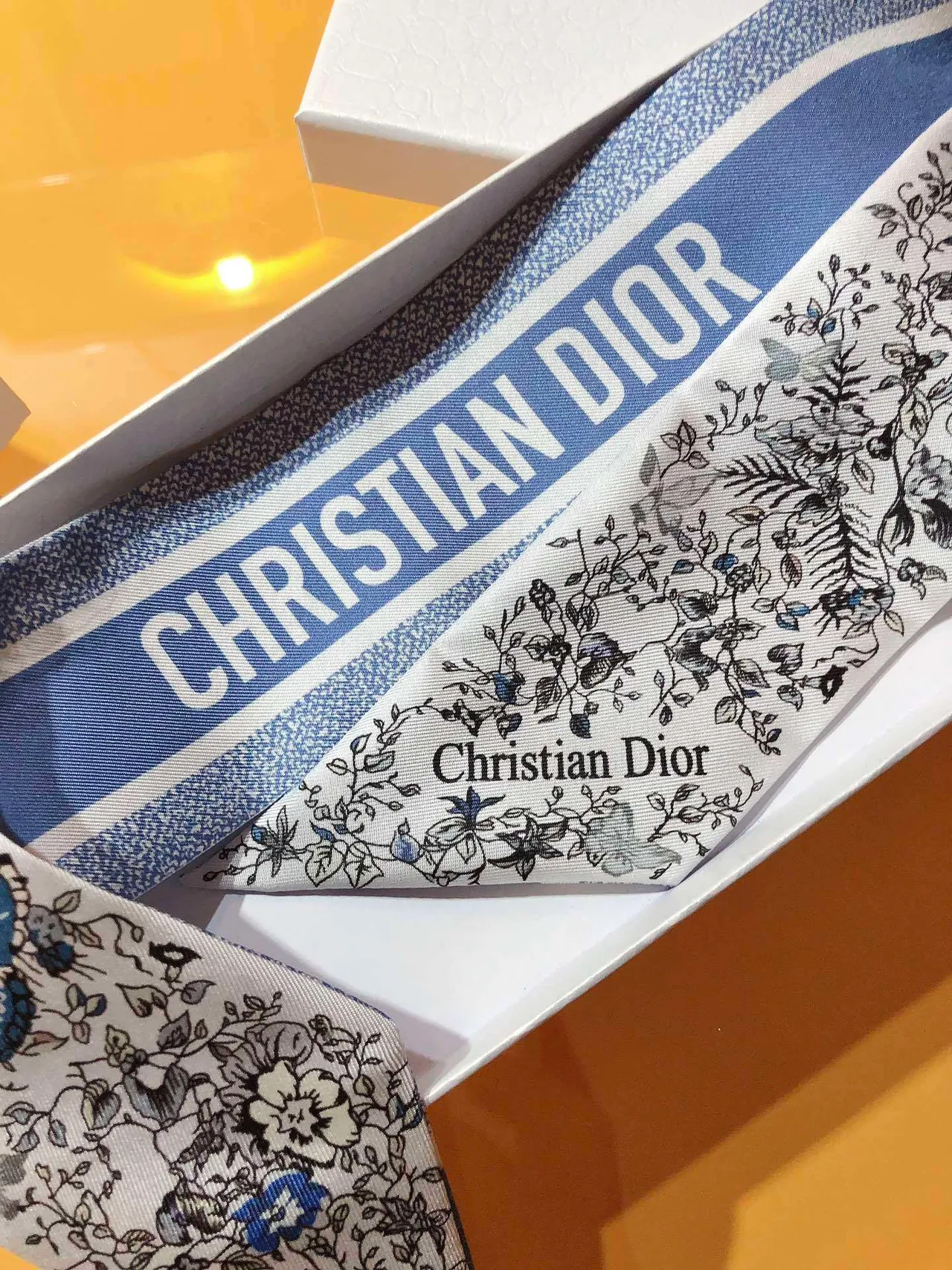 Dior Mitzaḥ Foulard de soie blanc bleu floral et papillon imprimé base 5
