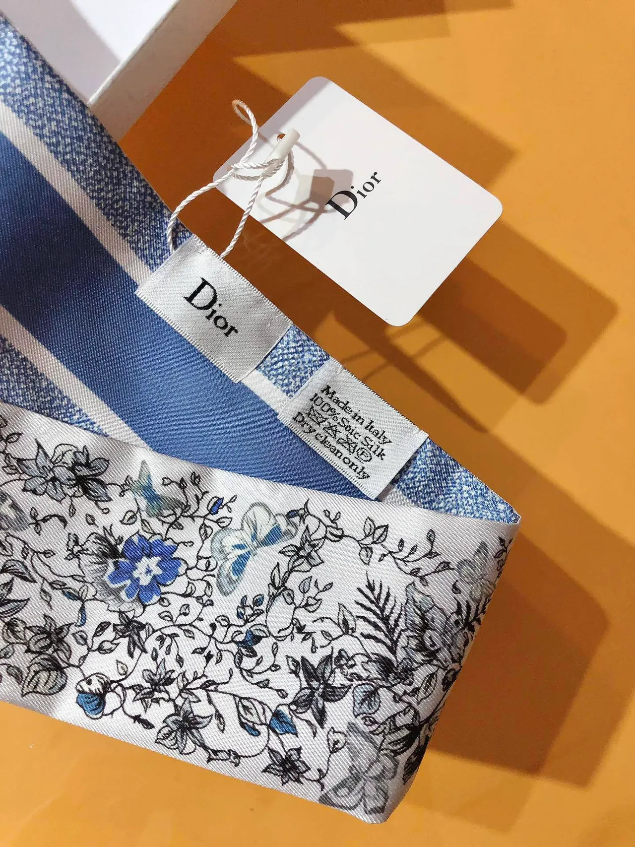 Dior Mitzaḥ Foulard de soie blanc bleu floral et papillon imprimé base 6
