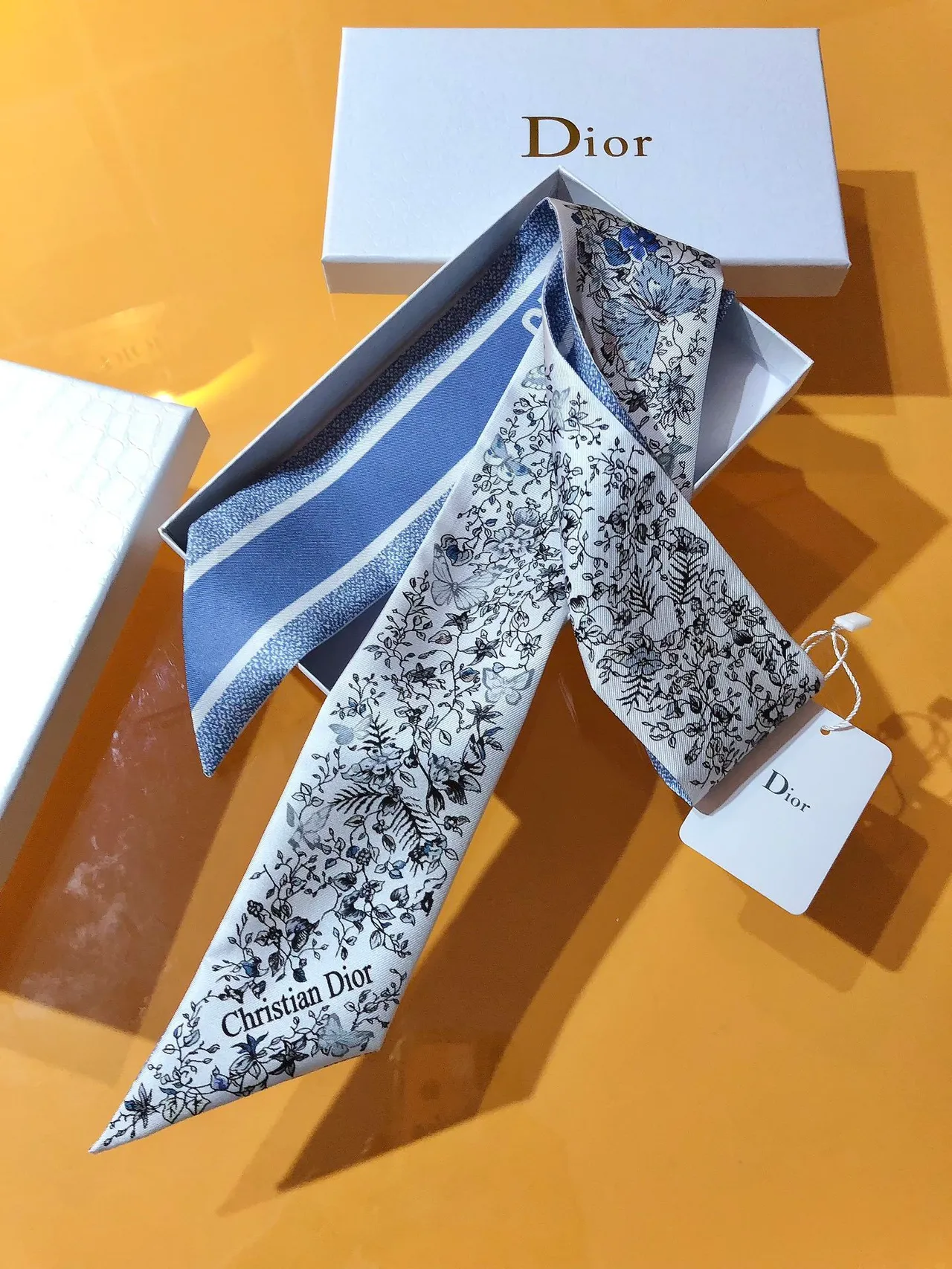Dior Mitzaḥ Foulard de soie blanc bleu floral et papillon imprimé base 7
