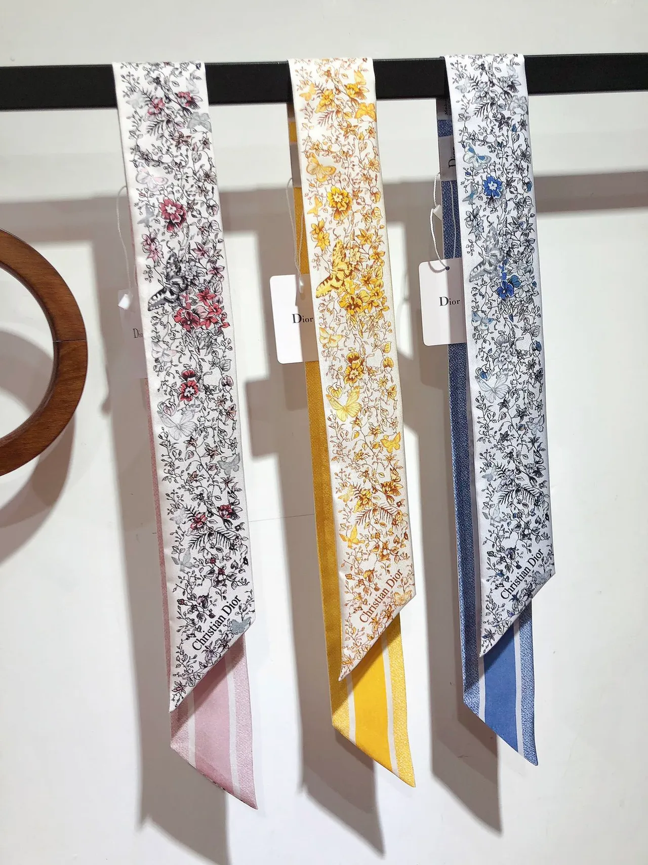 Dior Mitzaḥ Foulard de soie blanc bleu floral et papillon imprimé base 8